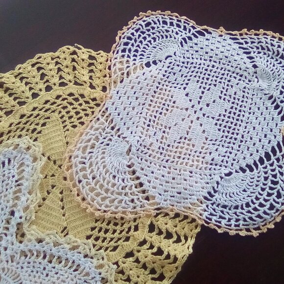 Yellow and White Set of 3 Doilies from Mid Century - Hand Crocheted - Picture 2 of 6
